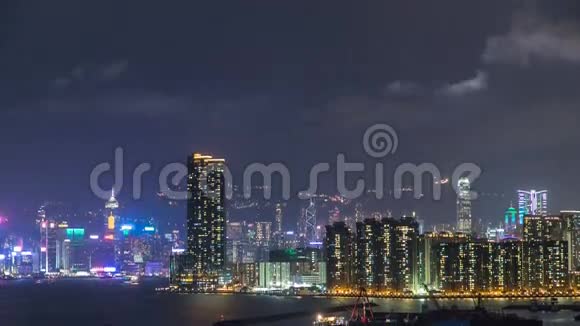 晚上可欣赏香港的夜景从九龙湾市中心的景色视频的预览图