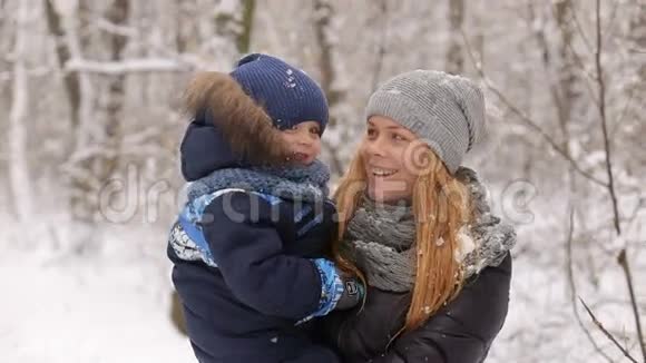 母子俩在冬林玩雪视频的预览图