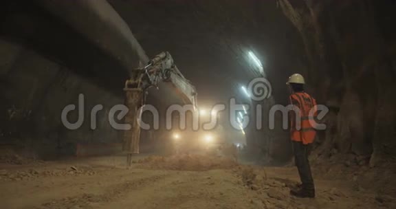 大规模隧道建设工程视频的预览图