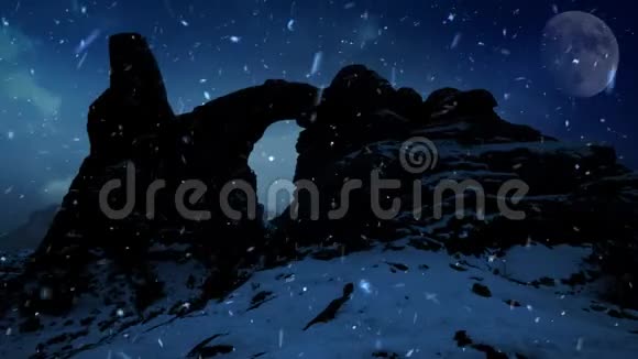 冬季4K循环中的岩石剪影视频的预览图