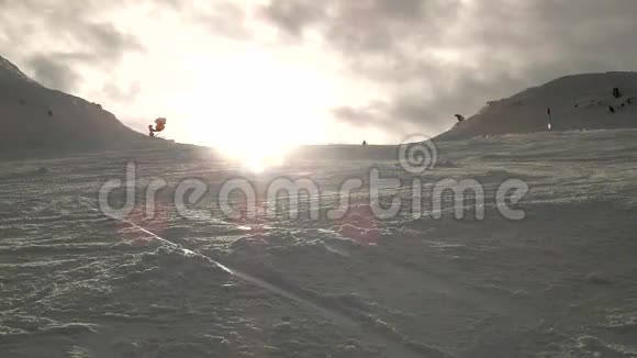 滑雪下山雪坡滑雪从低角度滑雪的角度上山视频的预览图