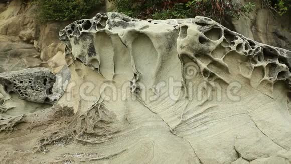 拉腊比州立公园的岩石结构视频的预览图