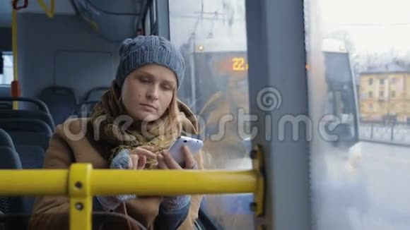 女乘客望着公共汽车窗外视频的预览图