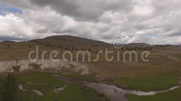 在一个美丽的地方飞过河流视频的预览图