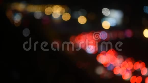 城市道路上的夜间交通夜景视频的预览图