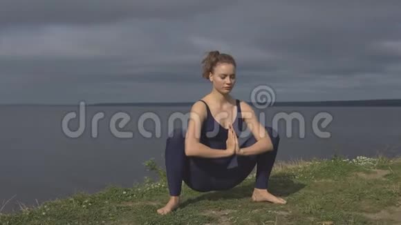 古典瑜伽姿势的女人精力集中视频的预览图