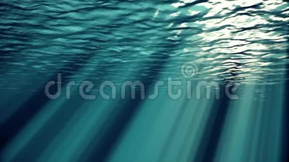 蓝色的波浪缓慢运动的环海表面从水下的uhd4k无缝环的阳光照射进来视频的预览图