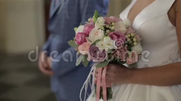新娘手中的婚礼花束结婚纪念日慢动作视频的预览图