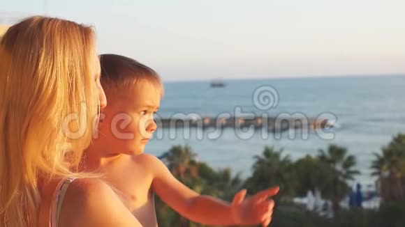 年轻的母亲在日落时和小儿子玩慢动作视频的预览图