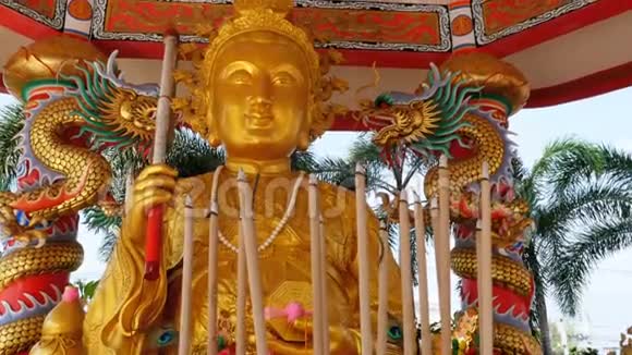 中国寺庙里的金佛像泰国视频的预览图