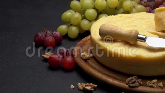 全圆头干酪葡萄酒和葡萄视频的预览图