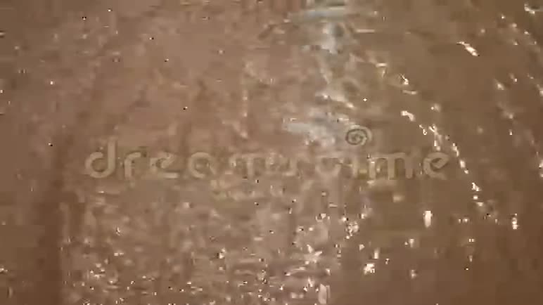 薄薄的一层水在沙子里闪闪发光背景视频的预览图