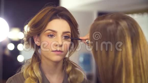 化妆师涂睫毛膏视频的预览图