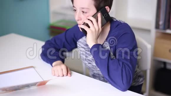 少年用智能手机说话视频的预览图