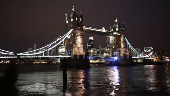 塔桥电梯在夜间视频的预览图
