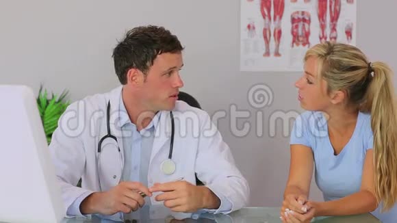 脊医和他的病人讨论视频的预览图