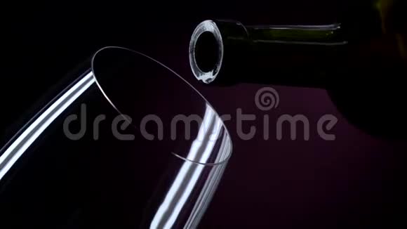 这瓶酒把酒倒入杯中呈黑色特写慢镜头视频的预览图
