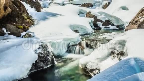 美丽的冬季河景山时间间隔4k视频的预览图