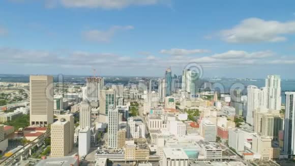 迈阿密空中360视野建筑船迈阿密河沿岸视频的预览图