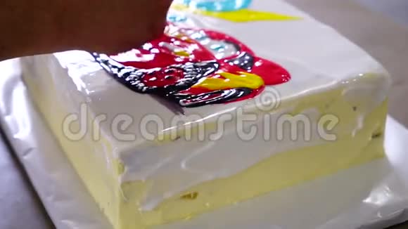 一位男糕点厨师在店里装饰蛋糕视频的预览图