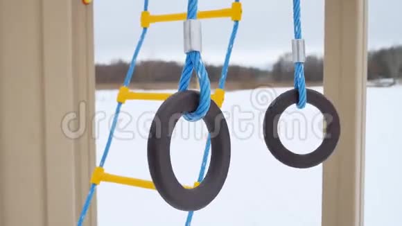 儿童游乐场体操环秋千雪冬景观一视频的预览图