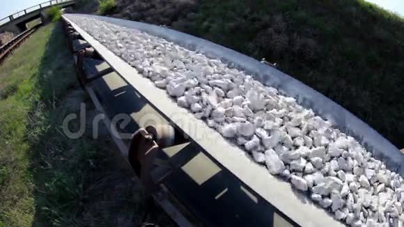 一条运送石头的传送带视频的预览图