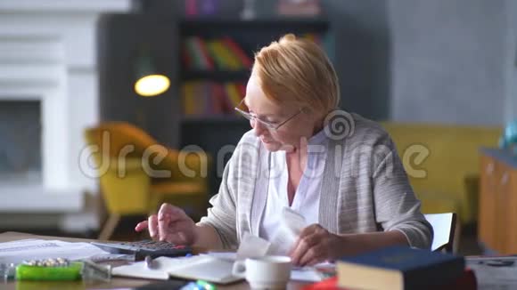 老年妇女担心账单她在计算器上思考心烦意乱视频的预览图