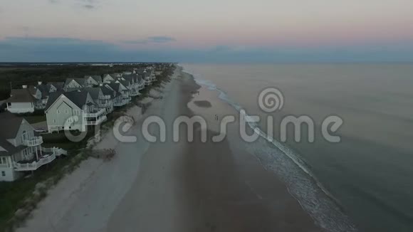 日出时北卡罗来纳州海滩的鸟瞰图视频的预览图