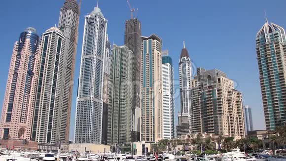 阿联酋迪拜码头的无限塔和摩天大楼视频的预览图