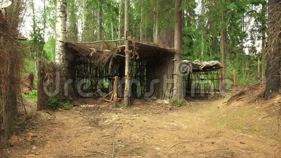 森林里的军用土屋和小屋4公里视频的预览图