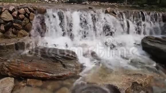 山谷中的瀑布视频的预览图