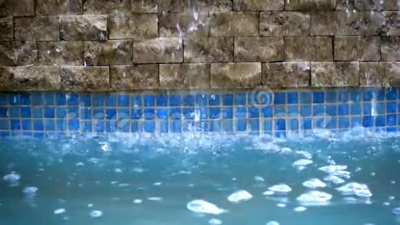 水池上的水滴视频的预览图