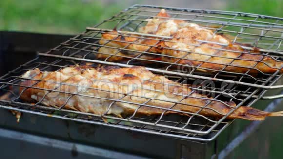 烤架上的排骨夏季烧烤概念视频的预览图