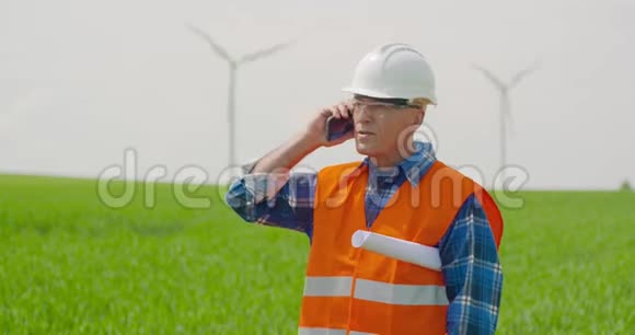 工程师在农场散步时讲手机视频的预览图