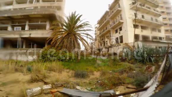 塞浦路斯北部封闭的鬼城瓦罗沙遭雨遗弃的旅馆大楼视频的预览图