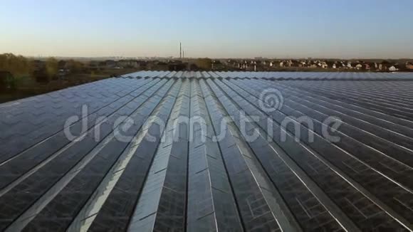夕阳上巨大温室的屋顶视频的预览图