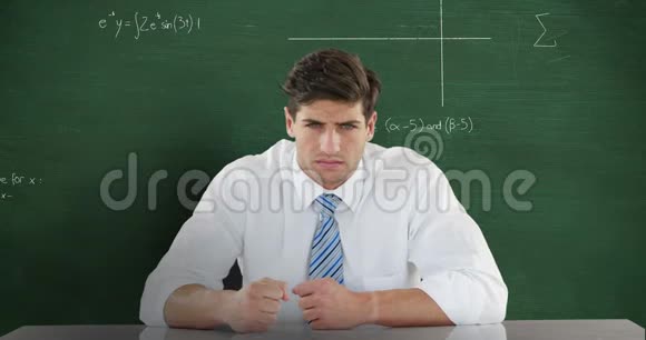 在黑板上移动数学的人面前视频的预览图