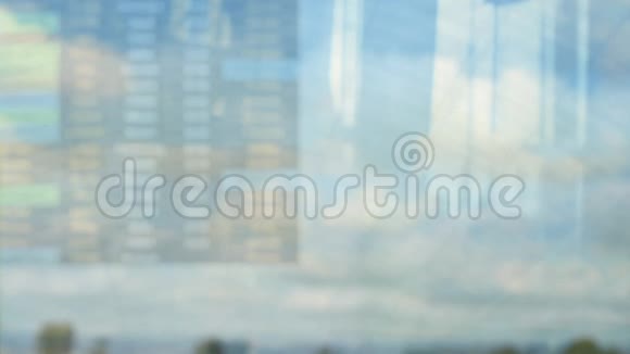一个从机场窗口望出去的高加索商务旅行者视频的预览图