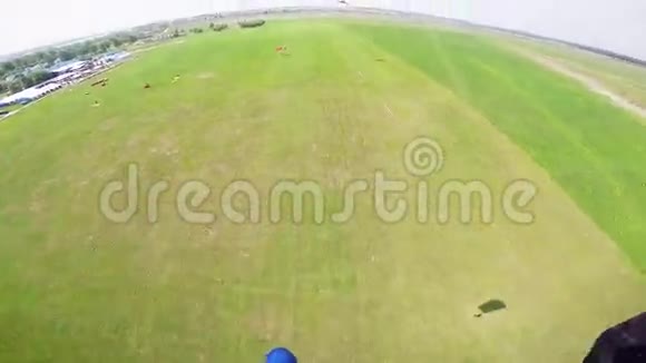 专业跳伞运动员登陆绿野夏天极限运动晴天视频的预览图