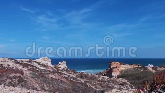 带着岩石沙子海浪和快速移动的云的海滩的延时镜头视频的预览图