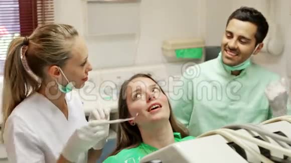 在牙科医院治疗的可怕病人视频的预览图