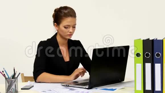 年轻漂亮的商务女性笔记本电脑视频的预览图