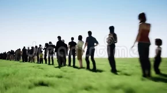 在一片草地上排队的人视频的预览图