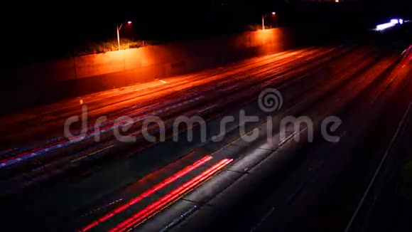 夜间灯光街道交通视频的预览图