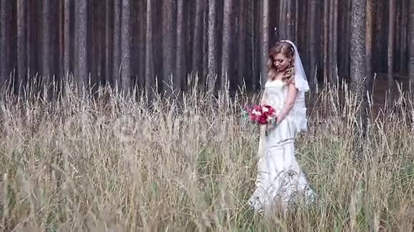 优雅的年轻女孩穿着婚纱视频的预览图