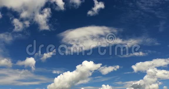 白云和蓝天在白天缓慢移动4k视频的预览图