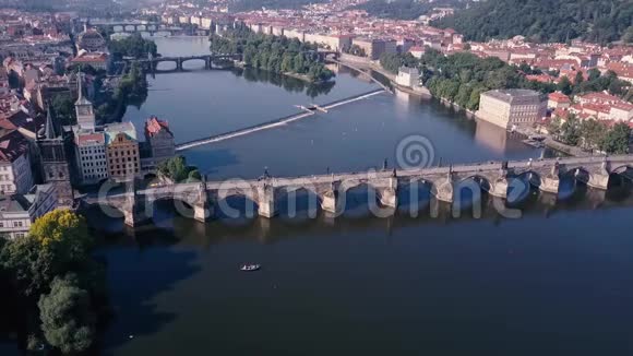 空中勘测伏尔塔瓦河布拉格镜头从上往下看马拉斯特拉纳桥视频的预览图