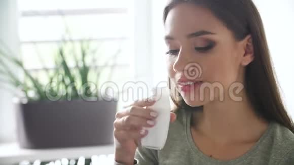健康的饮料美女喝天然酸奶视频的预览图
