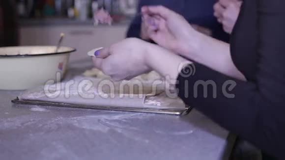 女人的手在准备肉饺子视频的预览图