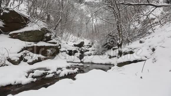 雪的朝鲜山脉视频的预览图